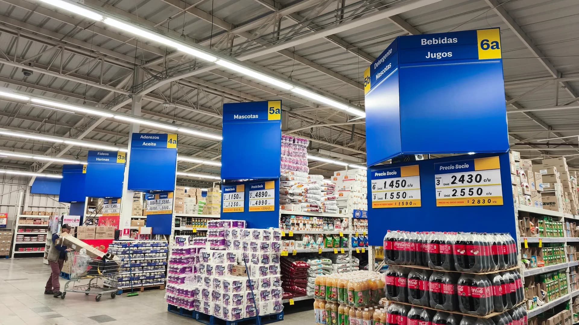 Señalética interior de pasillos en Supermercado Alvi Puerto Montt