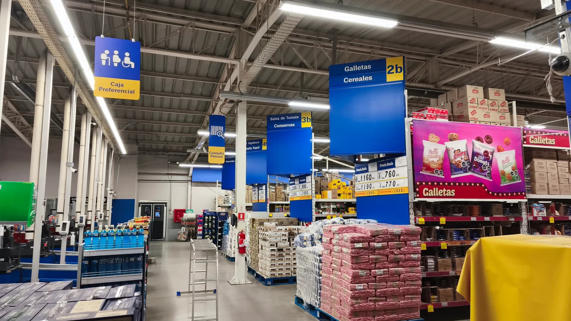 Sistema de señalética corporativa colgante en Supermercado Alvi Puerto Montt