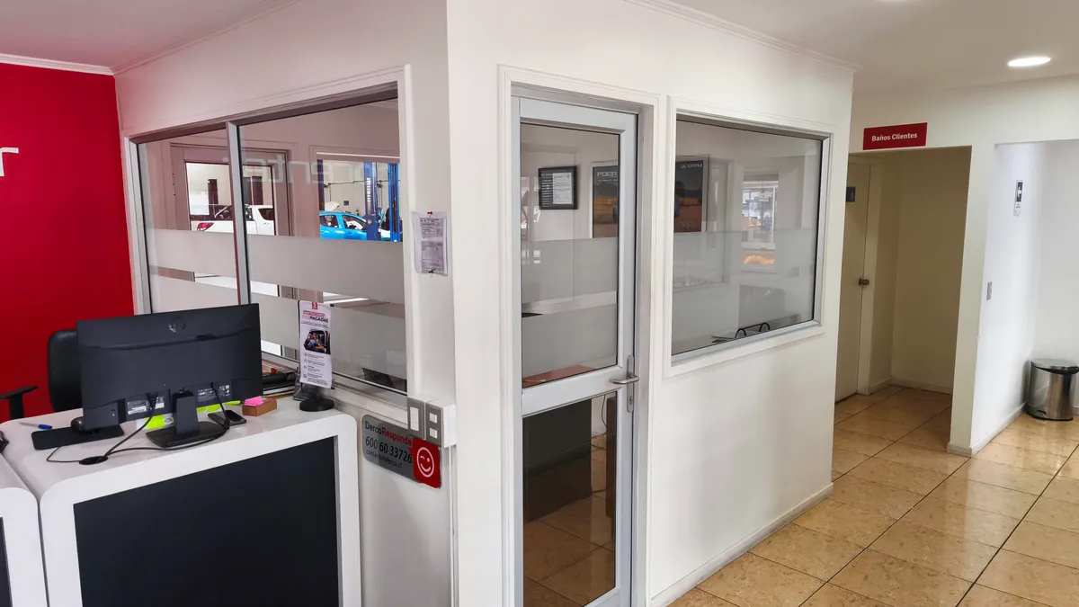 Empavonado con vinilo esmerilado en oficinas Servicio Técnico Berríos Puerto Montt