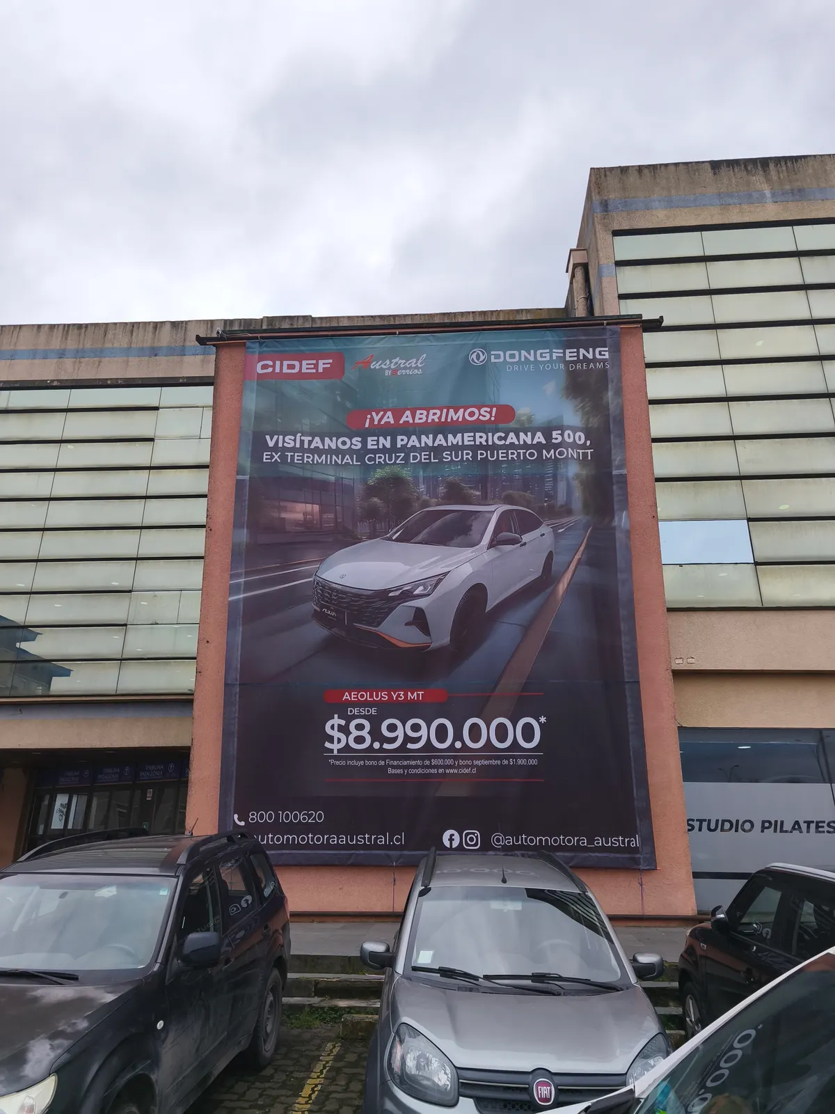 Gigantografía en malla mesh instalada en fachada comercial Puerto Montt