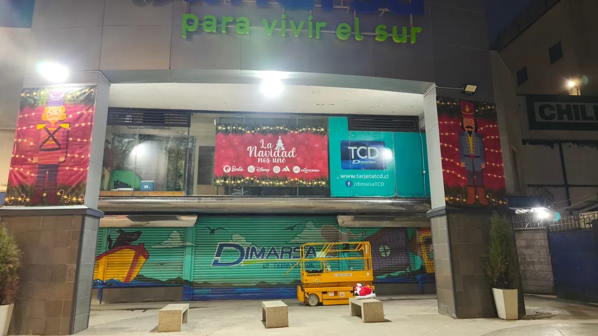 Instalación profesional de gráficas navideñas en fachada Dimarsa Casa Matriz Puerto Montt