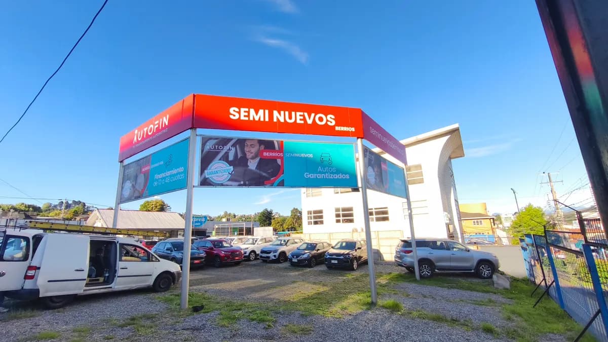 Tótem corporativo con letras y paneles gráficos iluminados Seminuevos Berríos Puerto Montt
