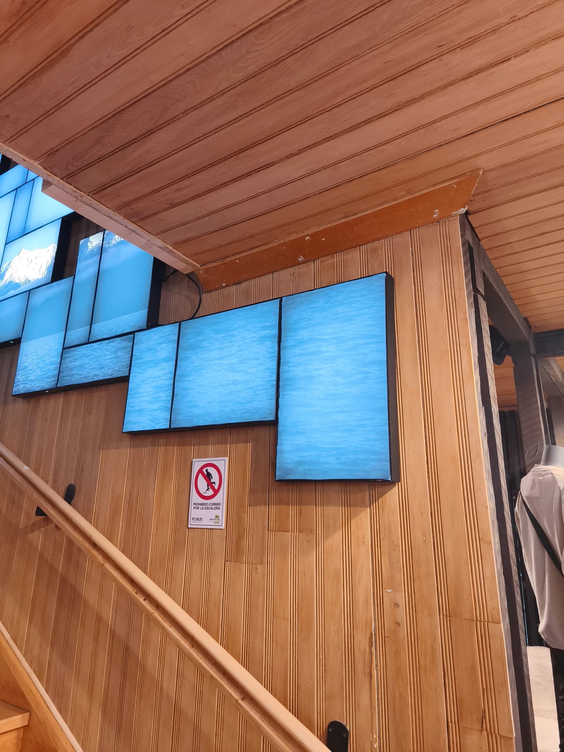 Cajas de luz LED iluminadas instaladas en tienda Merrell Puerto Varas