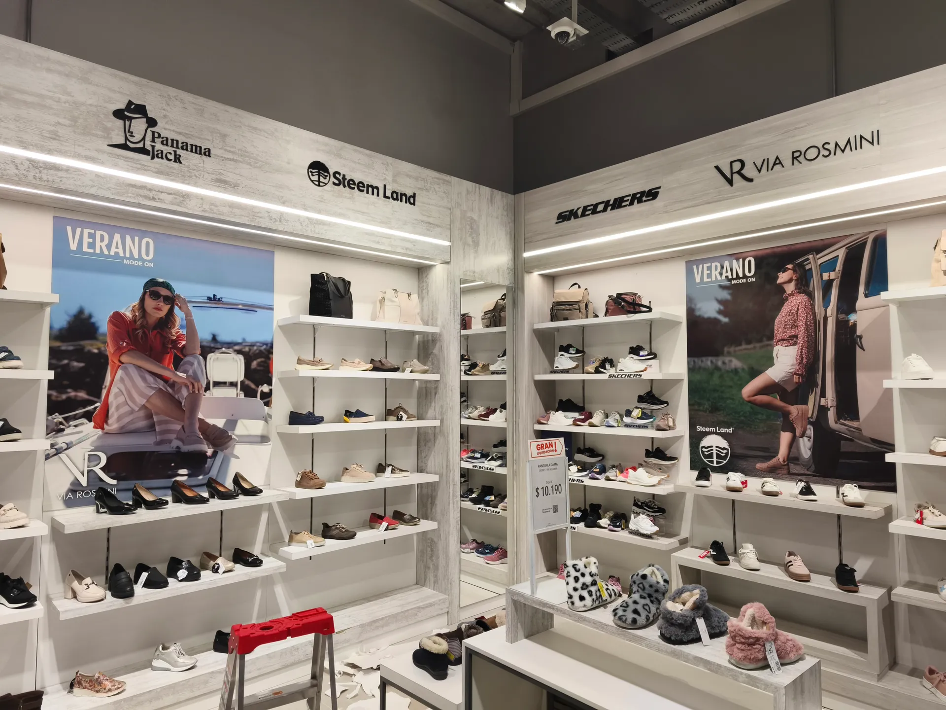 Exhibidores y visual merchandising en sección zapatería Dimarsa Outlet Paseo Alerce