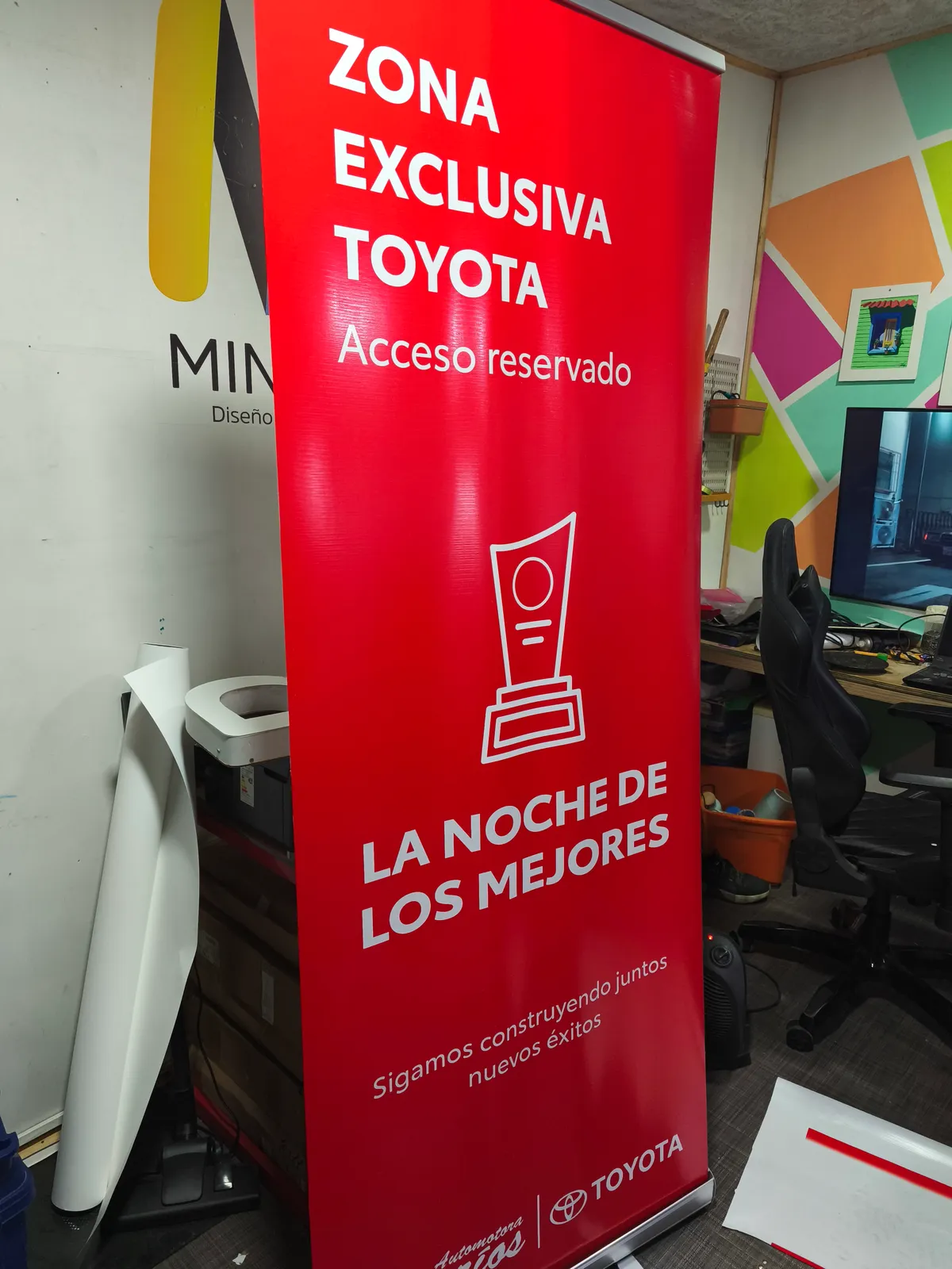 Pendón roll-up Toyota Automotora Berríos en taller Imprenta Minimal Puerto Montt