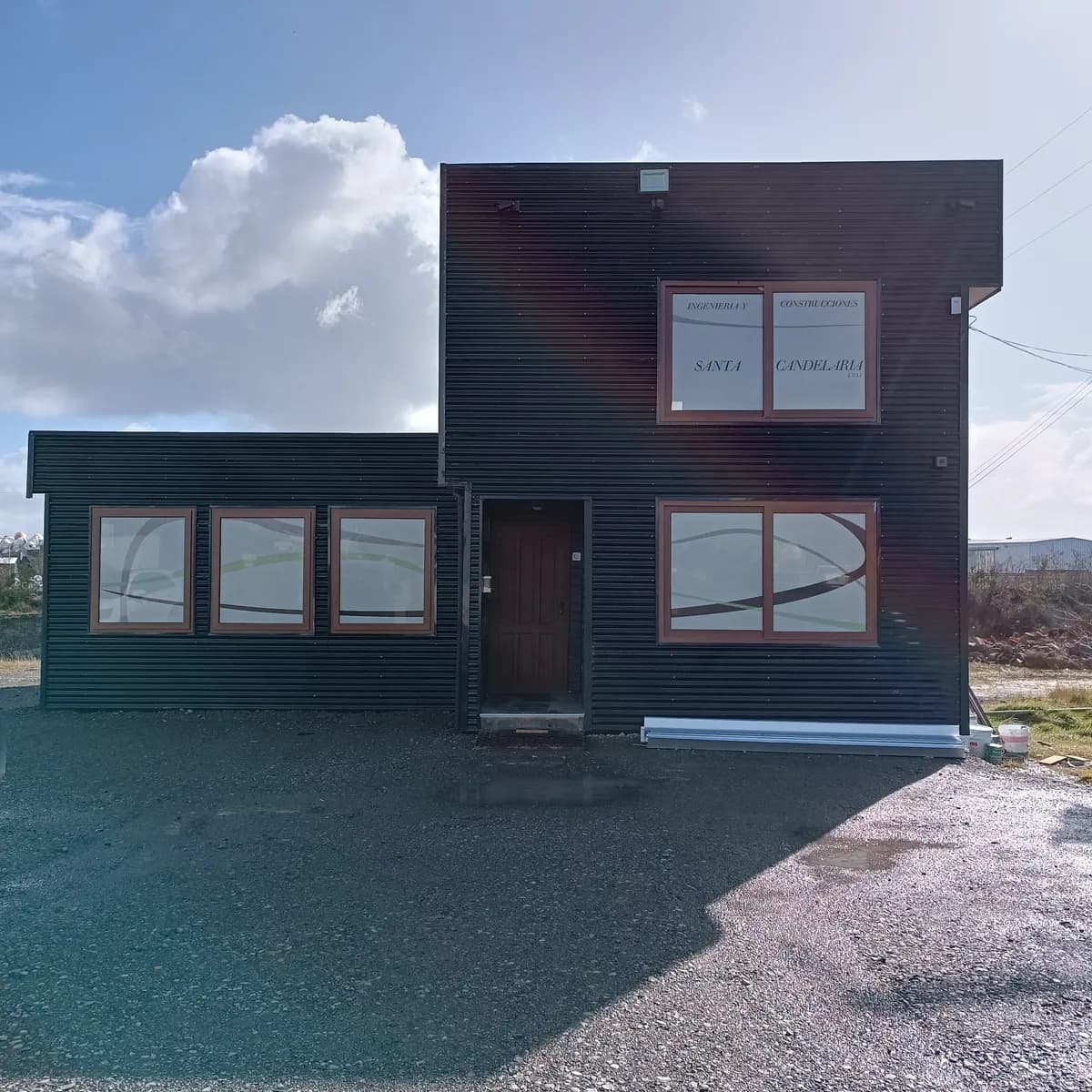 Window vision con diseño decorativo de curvas instalado en edificio comercial